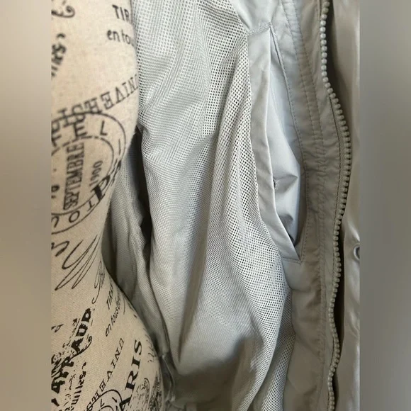 H&M Water Repellent and Windproof Jacket - size Small - Picture 8 of 10